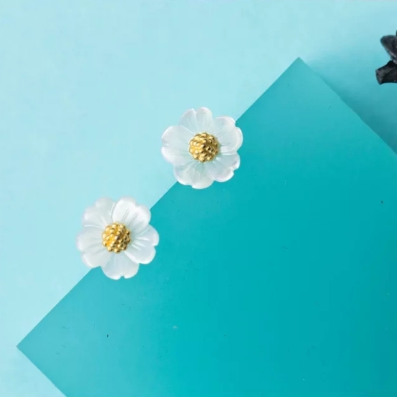 Gorgeous Ceramics Gold Color Flowers Stud Earrings - Picture 2 of 4